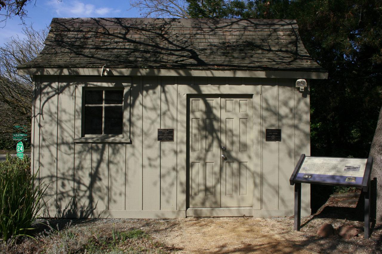 De Lavega Depot - Entrance