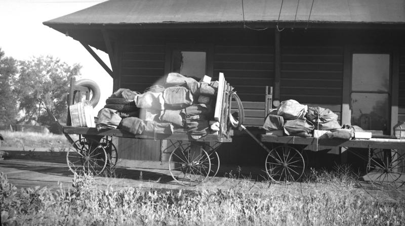 SVRy last pass run carts with mail at depot