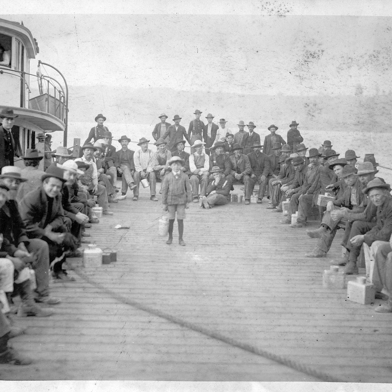 cz-tug-barge-and-crew