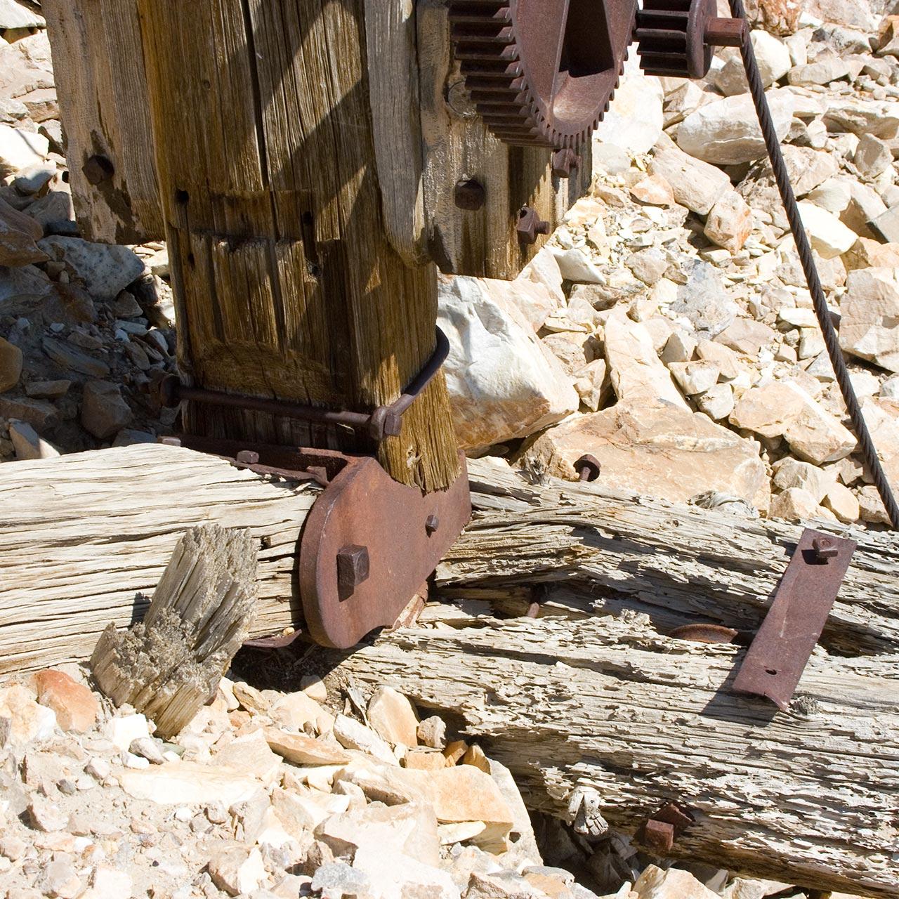 Mock-upper-derrick-base-detail