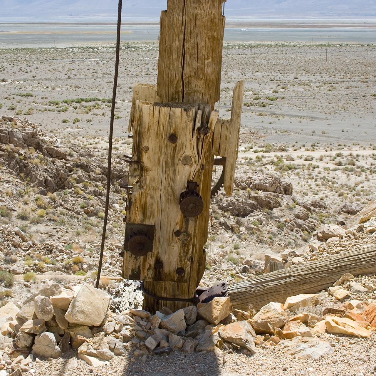 Mock-upper-derrick-detail-opposite