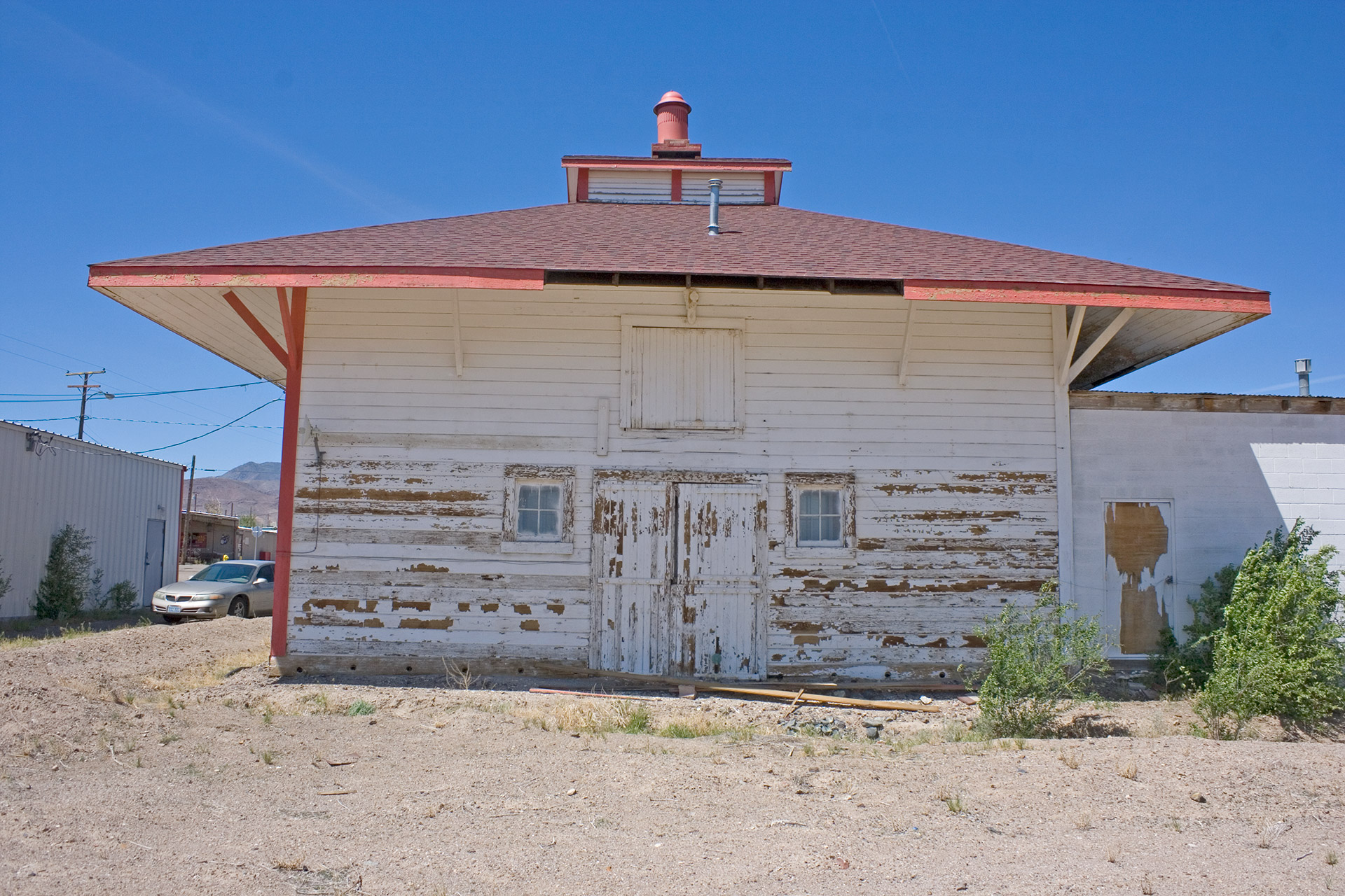 Mina-IceHouse-Trackside