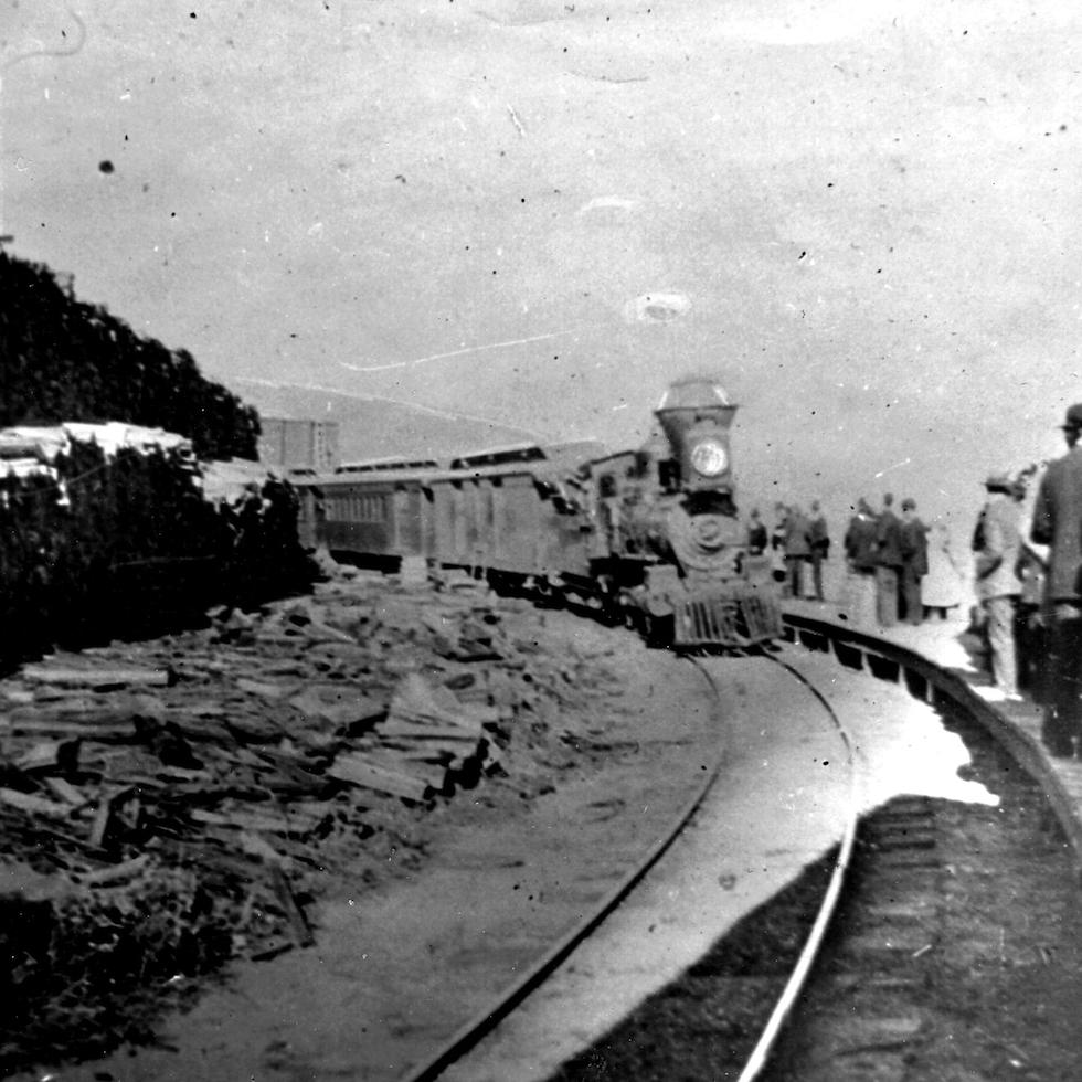 train arriving at Tomales0121